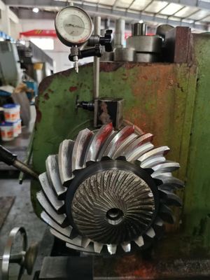 Roda Gigi Spiral Bevel yang Disesuaikan Set 18CrNiMo7 Steel Gleason Type Gear Grinding