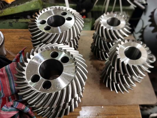 Pinion Spiral Bevel Gear Setelah Pengolahan Panas Karubrizing 180mm