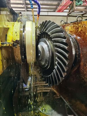 Gear Teeth Penggilingan Spiral Bevel Gear Setelah Pengolahan Panas Karburasi