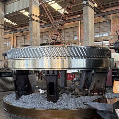 Gear heliks ganda yang dirancang untuk transmisi torsi tinggi dalam aplikasi mesin industri